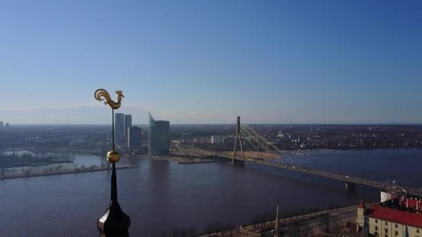 Erstaunliche Luftaufnahme der Riga-Stadt mit dem Fluss Daugava im Hintergrund — Stockvideo