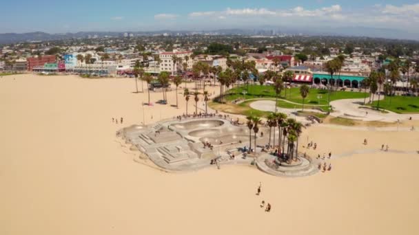 Beautiful aerial view of the skate park at the venice beach in la california — Stock Video