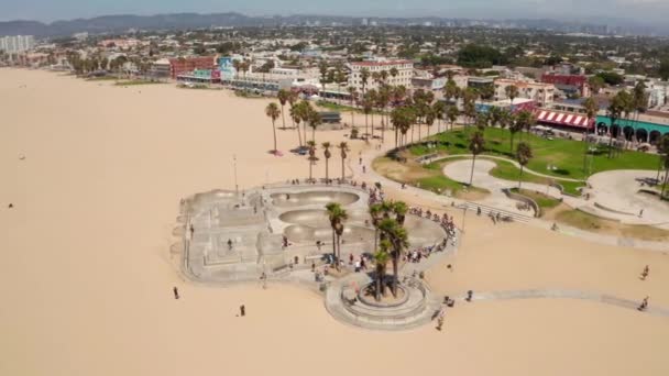 Hermosa vista aérea del parque de skate en la playa de Venecia en la california — Vídeo de stock