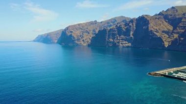 İspanya 'daki tenerife uçurumlarının ve doğanın güzel hava manzarası