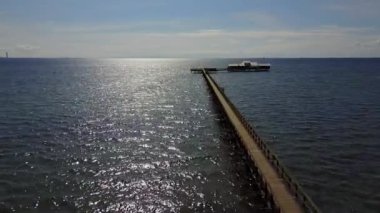 İsveç 'te Malmö yakınlarındaki deniz üzerindeki tahta köprü.