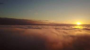Bulutların arasından gökyüzüne yükseliyor.