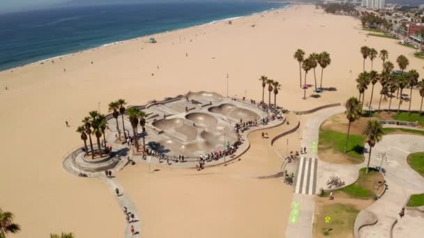 Bella vista aerea dello skate park presso la spiaggia di venezia in california — Video Stock