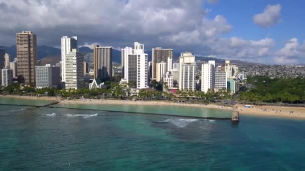 Hermosa vista aérea de la playa waikiki con la ciudad de honolulu — Vídeos de Stock