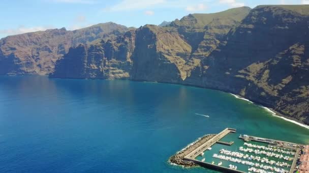 Wunderschöne luftaufnahme der los gigantes klippe kanarischen inseln teneriffa spanien — Stockvideo