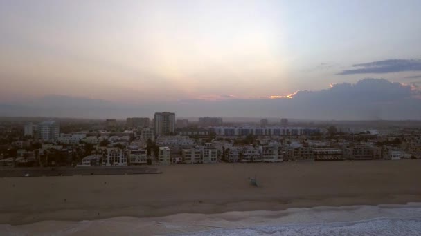 Los Angeles Venedik plajının güzel gündoğumu panoramik manzarası — Stok video