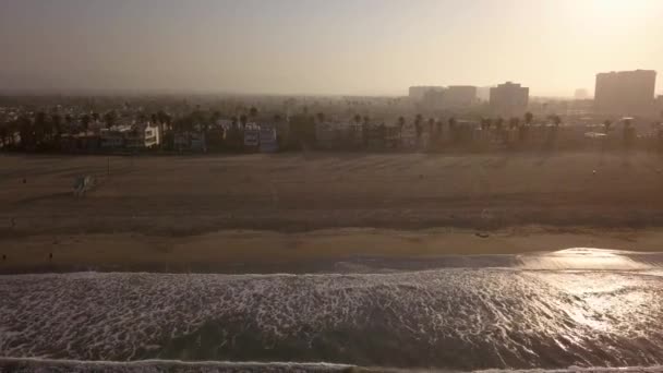 Prachtig zonsopgang panoramisch uitzicht op het strand van Los Angeles Venetië — Stockvideo