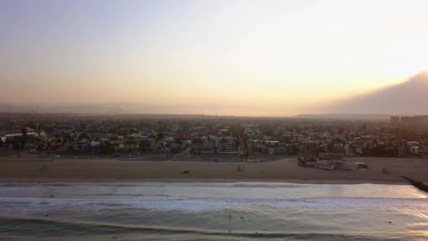 Красивый панорамный вид на пляж с восходом солнца los angeles venice — стоковое видео