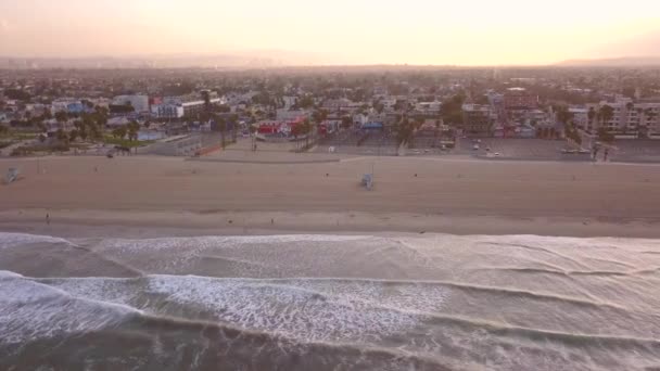 Prachtig zonsopgang panoramisch uitzicht op het strand van Los Angeles Venetië — Stockvideo
