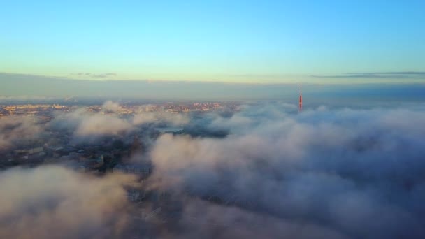 Nubes volando sobre la ciudad al atardecer — Vídeo de stock