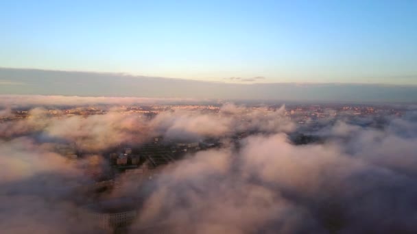 Nubes volando sobre la ciudad al atardecer — Vídeos de Stock
