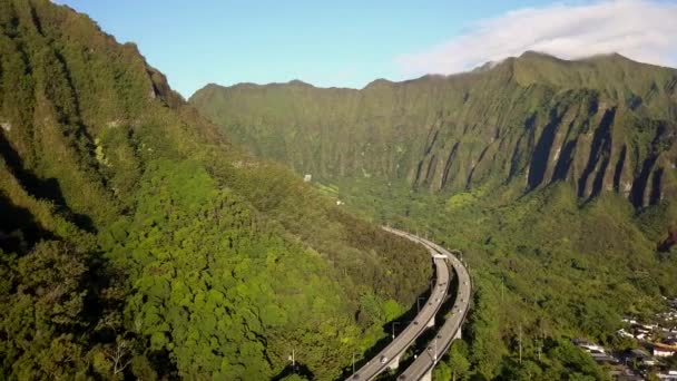 Gyönyörű légi kilátás nyílik az oahu zöld hegyek — Stock videók