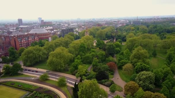 Volando por encima del parque Hyde en Londres hacia el monumento a Albert — Vídeo de stock