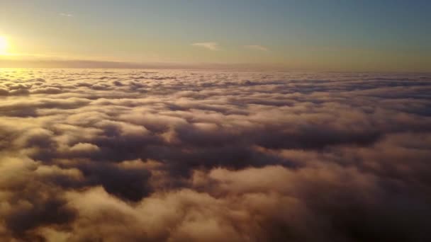 monter à travers les nuages dans le ciel 