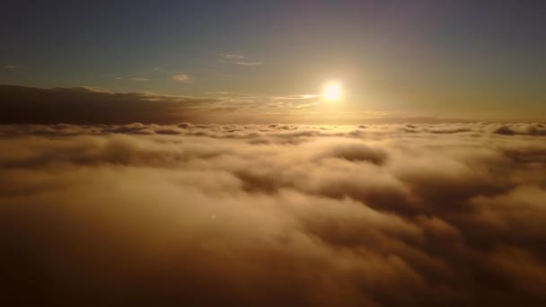 雲の中から空へと上昇し — ストック動画