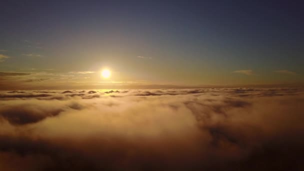Ανατέλλει μέσα από τα σύννεφα στον ουρανό — Αρχείο Βίντεο