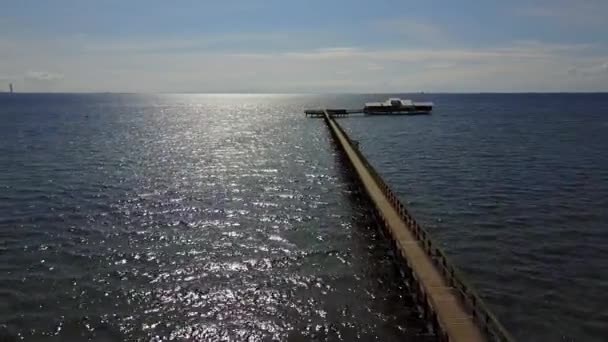 Träbro över havet nära malmo i Sverige — Stockvideo