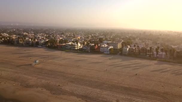 Luchtfoto van het Sunrise van de kustlijn van de Los Angeles van bovenaf tijdens zonsopgang — Stockvideo