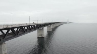 Baltık Denizi üzerindeki oresund köprüsünün havadan görünüşü