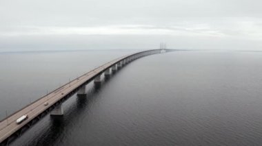 Baltık Denizi üzerindeki oresund köprüsünün havadan görünüşü