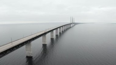 Baltık Denizi üzerindeki oresund köprüsünün havadan görünüşü