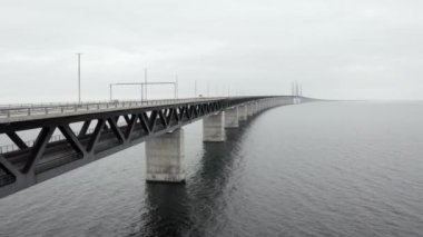 Baltık Denizi üzerindeki oresund köprüsünün havadan görünüşü