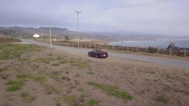 Ford Mustang GT San Francisco yakınlarında okyanus yolunda ilerliyor.
