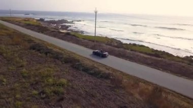 Ford Mustang GT San Francisco yakınlarında okyanus yolunda ilerliyor.