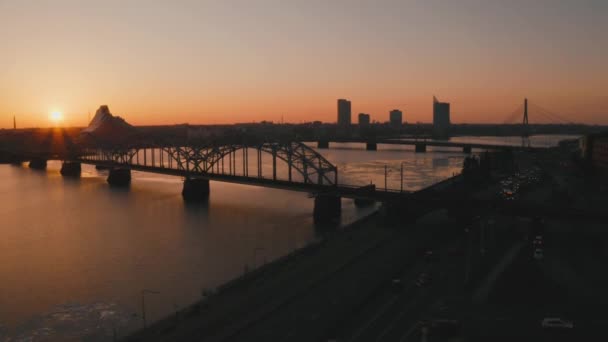 Antenne oranje zonsondergang tijd verstrijken van riga latvia — Stockvideo