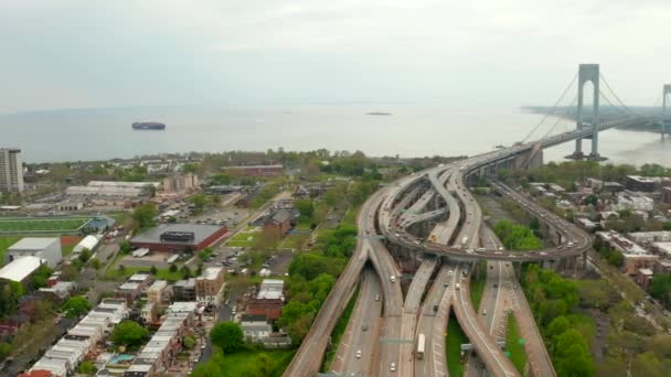 Luftaufnahme eines massiven Autobahnkreuzes in New York — Stockvideo