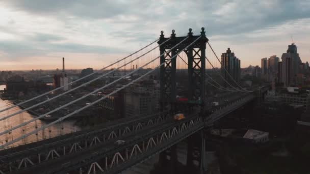 Manhattan Köprüsü 'nün ve New York' un gündoğumunda hava görüntüsü — Stok video