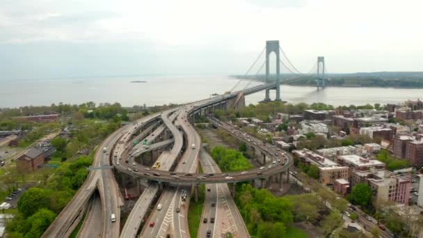 Luftaufnahme eines massiven Autobahnkreuzes in New York — Stockvideo