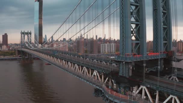 Flygfoto över Manhattan Bridge och New York City vid soluppgången — Stockvideo