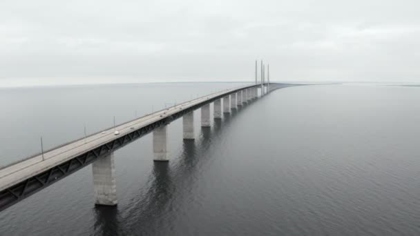 バルト海に架かる赤い橋の空中ビュー — ストック動画