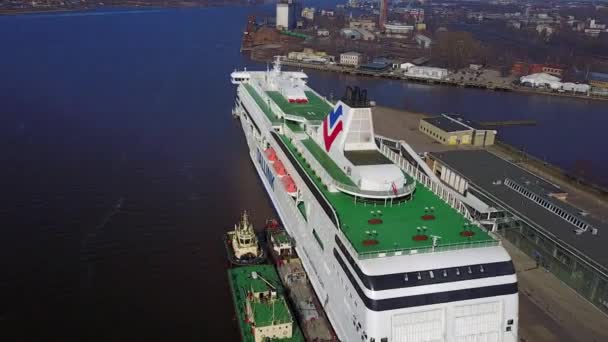 Vue aérienne de l'énorme ferry de croisière amarré au port — Video