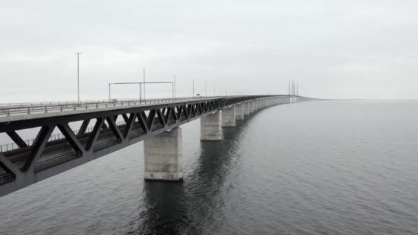 Baltık Denizi üzerindeki oresund köprüsünün havadan görünüşü — Stok video