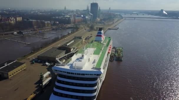 Luftaufnahme der riesigen Kreuzfahrtfähre im Hafen — Stockvideo