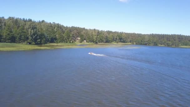 Légi felvétel a fiatalemberről a jet ski trópusi tavon — Stock videók