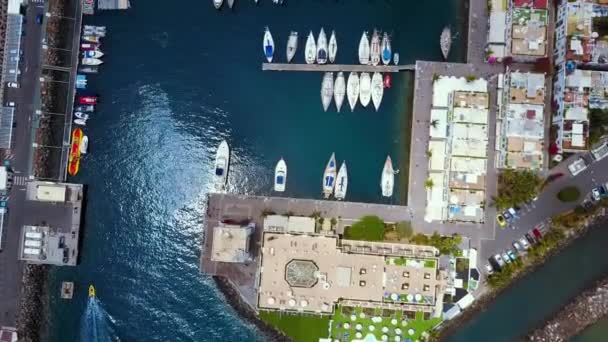 Luftaufnahme der Yachten, die in den Docks eines Luxusresorts in Spanien geparkt sind — Stockvideo