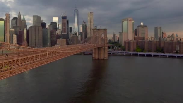 Brooklyn Bridge over Hudson rivier — Stockvideo