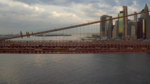 Hudson Nehri 'nin karşısındaki Brooklyn Köprüsü — Stok video