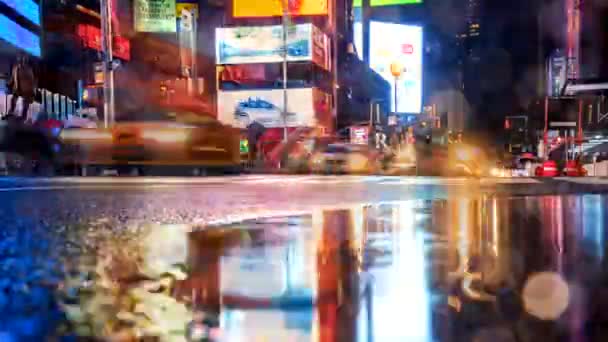 Traffico automobilistico e la gente accorre a volte piazza di notte — Video Stock