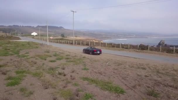 Ford mustang gt kör längs havet vägen nära san francisco — Stockvideo