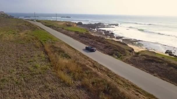 Ford mustang gt rijden langs de oceaan weg in de buurt van San Francisco — Stockvideo