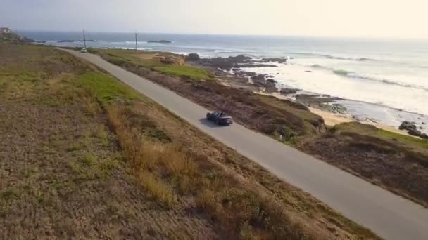 Ford mustang gt driving down the ocean road near san francisco — Vídeos de Stock