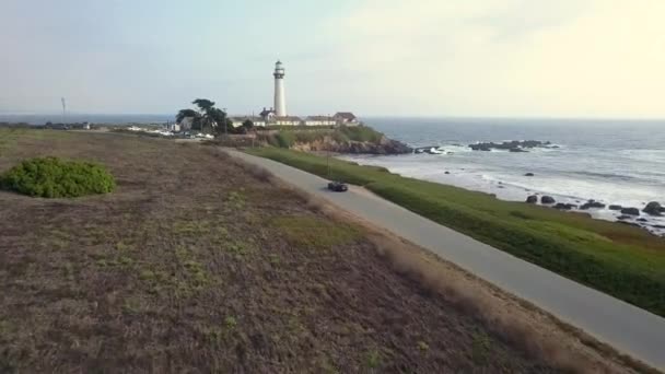 Ford mustang gt kör längs havet vägen nära san francisco — Stockvideo