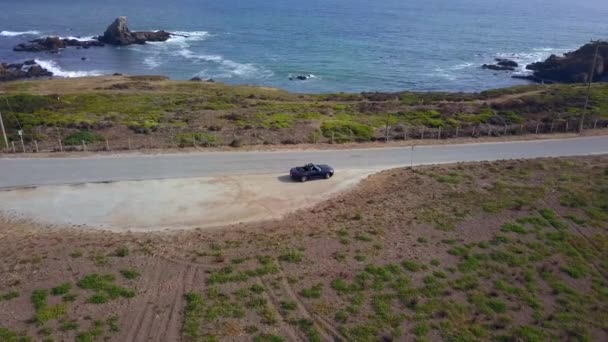 샌프란시스코 근처의해 양 도로를 따라 달리는 포드 머스탱 GT — 비디오