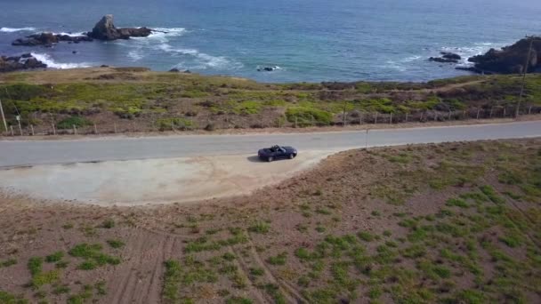 Ford mustang gt rijden langs de oceaan weg in de buurt van San Francisco — Stockvideo