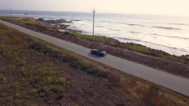 Ford mustang gt rijden langs de oceaan weg in de buurt van San Francisco — Stockvideo