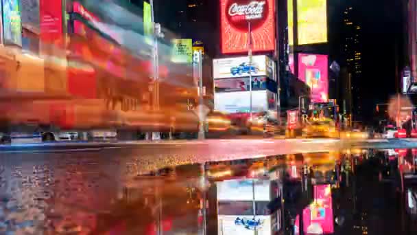 New York noční pohled na náměstí s auty a lidmi Stock Video